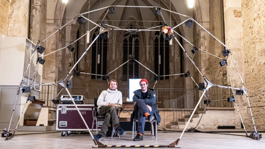 Fabian Russ und Carlo Grippa in ihrem Audiodom in der Franziskanerklosterkirche Zeitz (v.r.)