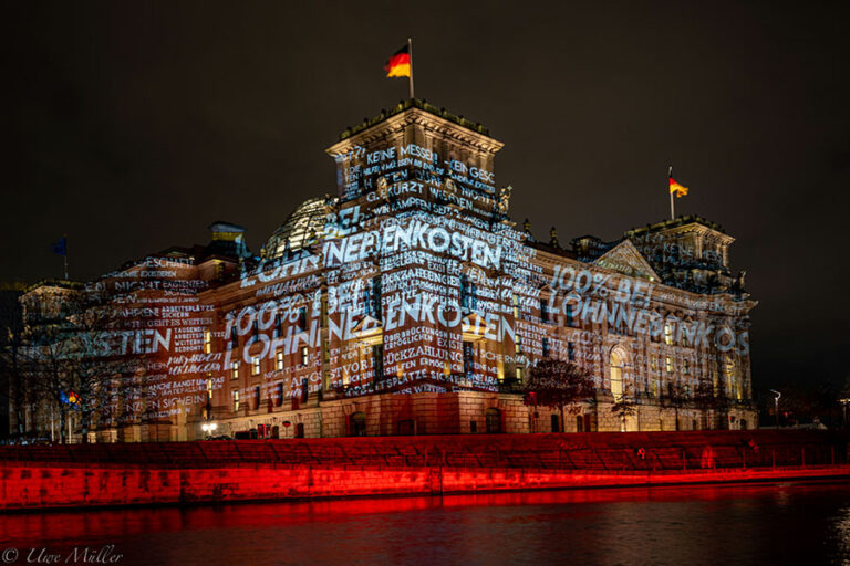 Zahlreiche Forderungen schmückten den Reichstag. © Uwe Müller Photography
