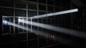 GLP FUSION Exo Beam: Interaktive Lichtinstallation „reflexion“ im Bauhaus