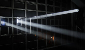 GLP FUSION Exo Beam: Interaktive Lichtinstallation „reflexion“ im Bauhaus