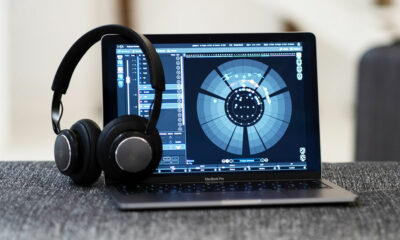 Die binaurale L-ISA Studio Engine ermöglicht die Erstellung und das Abhören von 3D-Audio-Inhalten über Kopfhörer auf dem Laptop, inklusive optionalem Tracking der Kopfposition.