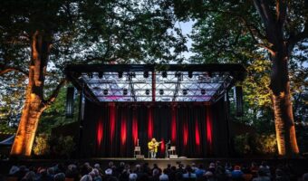 ELATION Proteus Lucius in vielen Rollen am Wiener Theater im Park