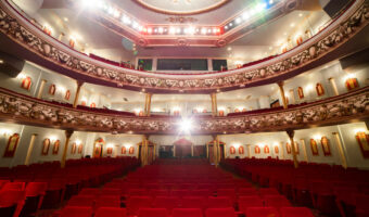 NEXO-Festinstallation im Swansea Grand Theatre: Pointsources im Undercover-Einsatz