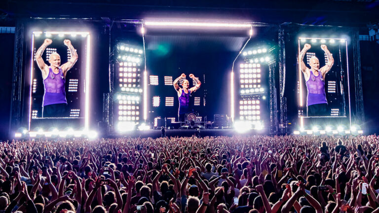 Ein strahlender Flea verläßt nach einem famosen Konzert die Bühne im Müngersdorfer Stadion.