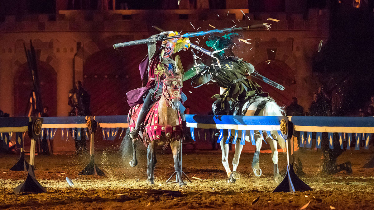Das alljährlich Kaltenberger Ritterturnier zählt mit seinem attraktiven Programm aus Lanzenstechen, Schwertkämpfen, Wagenrennen und Mittelalter-Flair zu den attraktivsten Events im bayerischen Open-Air-Kalender.