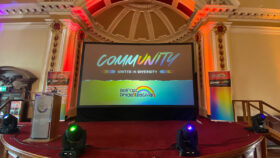 AV Stumpfl Monoblox-Leinwand beim Belfast Pride Event