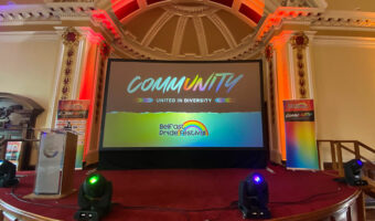 AV Stumpfl Monoblox-Leinwand beim Belfast Pride Event