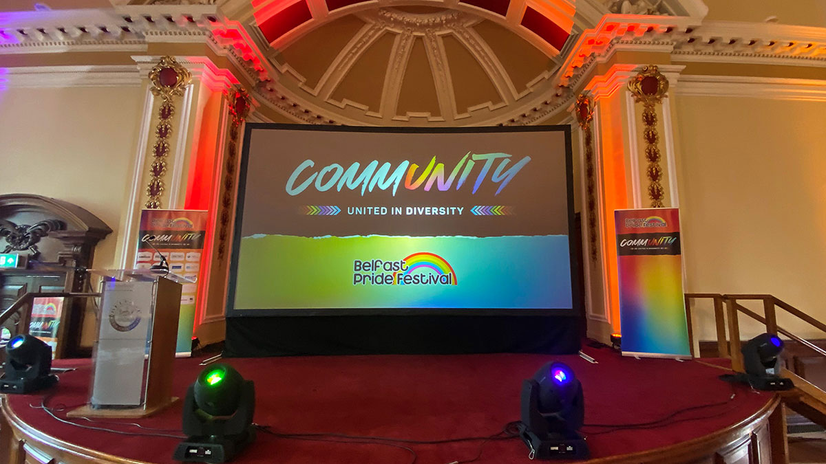 Belfast veranstaltet das größte LGBTQ+ Festival in Nordirland, welches viele verschiedene Menschen für die erfolgreiche Umsetzung zusammenführt. © Revolution Productions