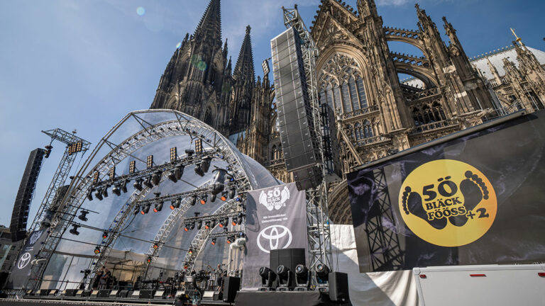 14 Einheiten des VIO L212 Line-Array-Moduls fungierten als Main Hang rechts und links der Bühne. Darunter wurden jeweils 2x VIO L1610 als Downfill geflogen. © Sascha Gansen.