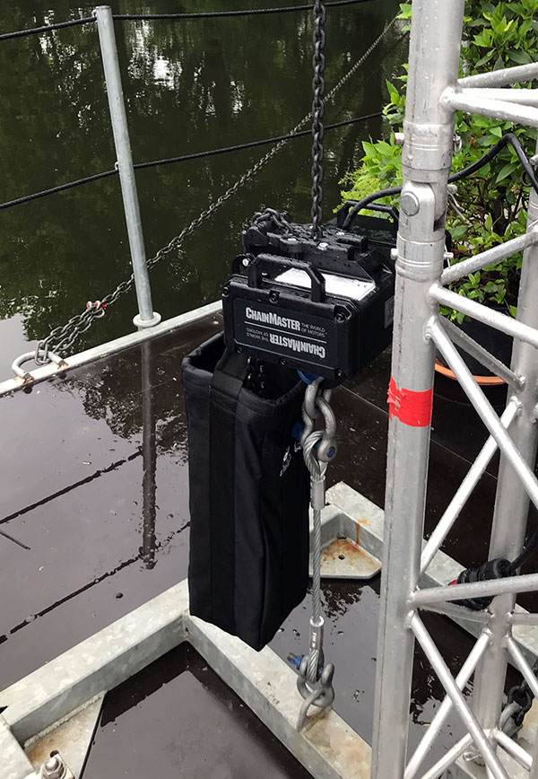 6x CHAINMASTER D8Plus Ultra 500 kg Modelle mit 25 m Kette wurden auf der Bühne verwendet.