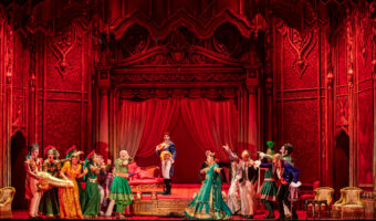 Robe beleuchtet „Allesandro Nell’Indie“ bei den Bayreuther Barockopernfestspielen