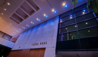 Feiner Lichttechnik: Neue Saal- und Foyerbeleuchtung für die Stadthalle Singen
