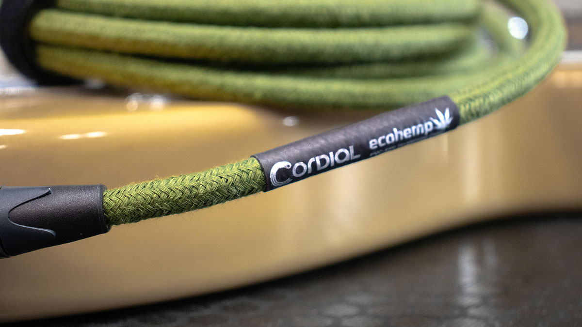 Cordial ECOCORD: Die Gewebemantel-Kabel sind komplett von einem Geflecht aus 100% recyclebaren, nachhaltigen Hanffasern in einem matt mélange Grün-/Braunton umwickelt.
