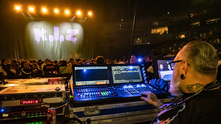 K.I.Z. in der Lanxessarena in Köln: Gunnar Loose an der ChamSys MagicQ MQ500.