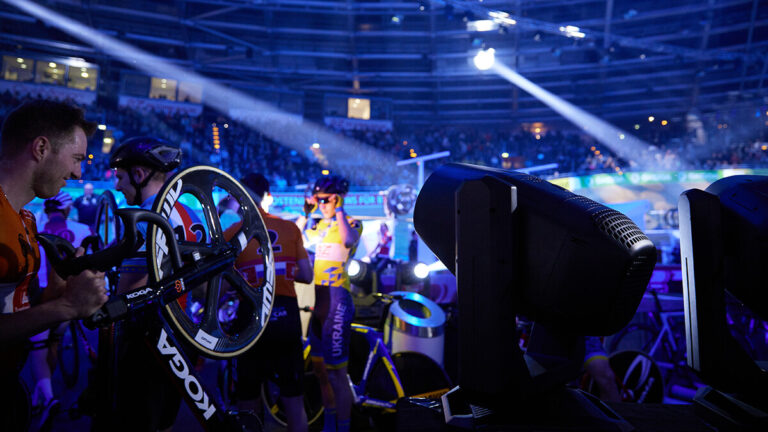 Für die Beleuchtung im Velodrom zeichnete in diesem Jahr die AVM Event Veranstaltungstechnik & Service GmbH verantwortlich, die bereits jahrelange Erfahrung mit dem SixDays-Ableger in Bremen hat.