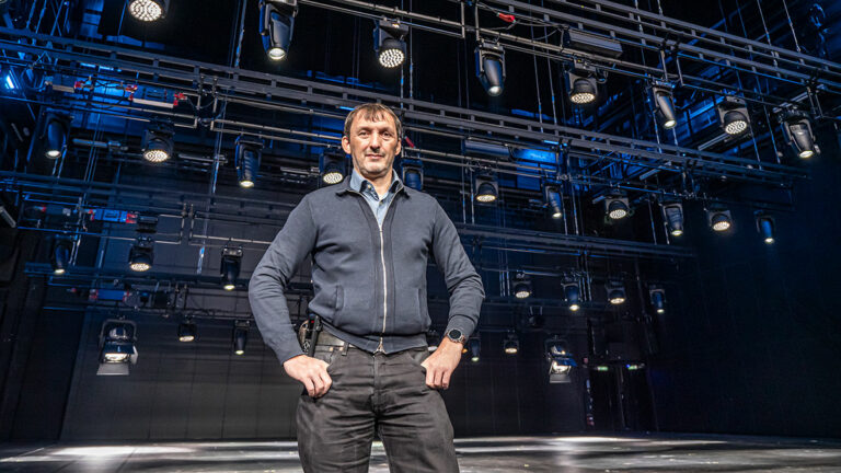 Björn Gerum auf der Hauptbühne des Münchner Volkstheaters.