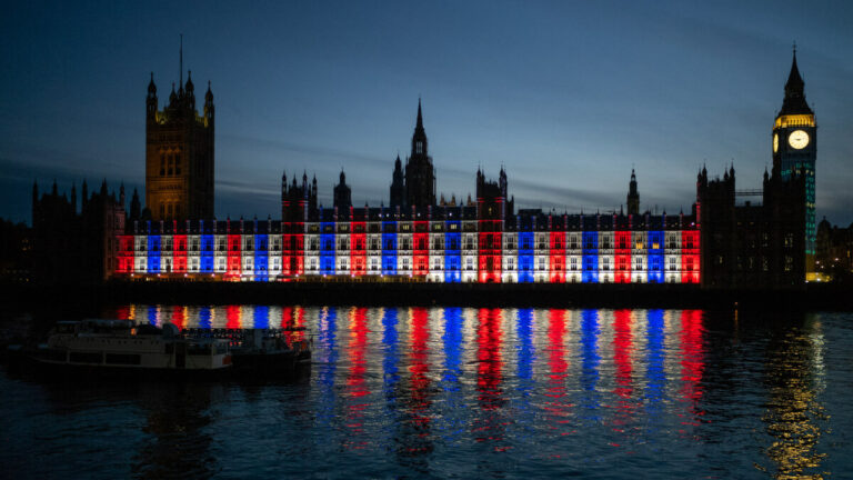 Buntes Parlament – Cameo beleuchtet den Palace of Westminster in Landesfarben. © Getty Images
