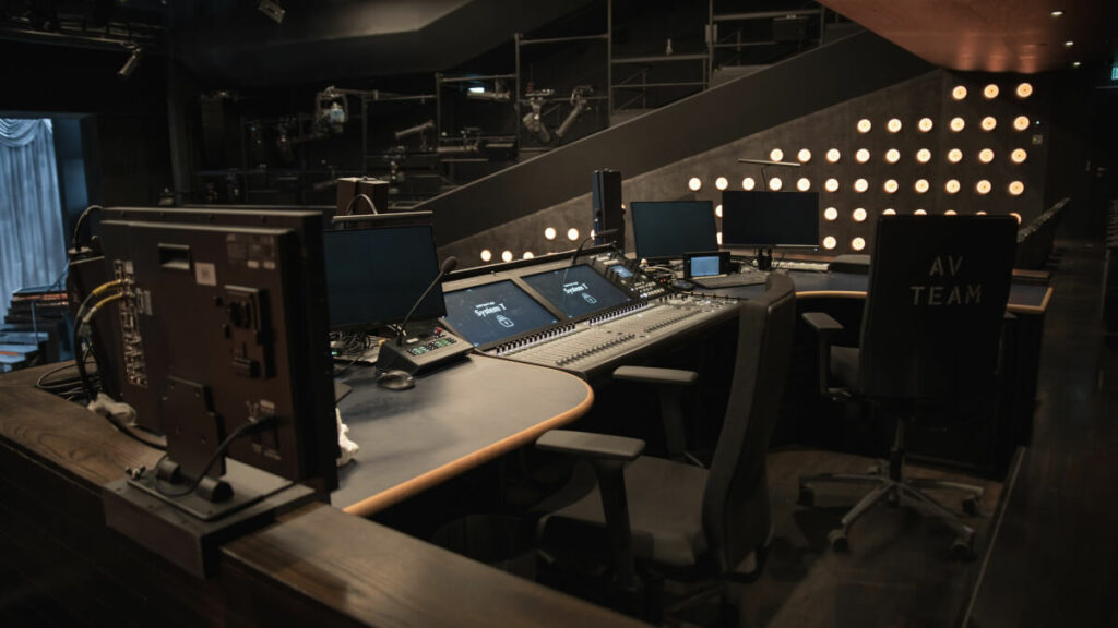 Münchner Volkstheater setzt auf Meyer Sound – #mothergrid