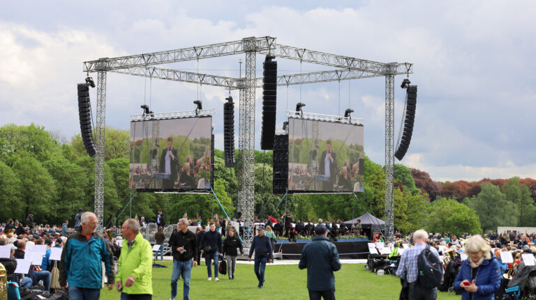 Als Ergebnis der Berechnungen kam folgendes CODA Audio-Equipment zum Einsatz: Vier Line Arrays bestehend aus jeweils 4x AiRAY 90° (für Longthrow), darunter: 8x CiRAY 90° (für Midfield) und 4x CiRAY 120° (für Nearfield).