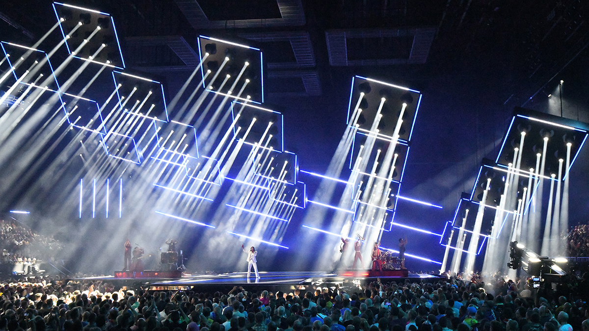 Ola Melzig: „Die linearen Leuchten auf den LED-Würfeln waren perfekt, um das Bühnenbild hervorzuheben.“ © ©Joan Lyman Melzig / M&M Production Mgmt.