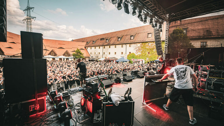 Als Ideallösung erwies sich für die vier ausverkauften Shows ein Setup in dessen Mittelpunkt ein AiRAY stand, 2x 10 AiRAY (4x 90°, 6x 120°) bildeten das Main-Hang. © HR-Pictures