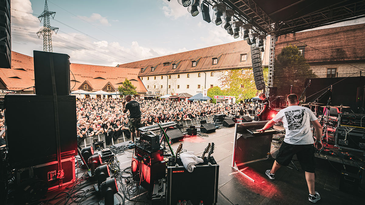 Als Ideallösung erwies sich für die vier ausverkauften Shows ein Setup in dessen Mittelpunkt ein AiRAY stand, 2x 10 AiRAY (4x 90°, 6x 120°) bildeten das Main-Hang. © HR-Pictures
