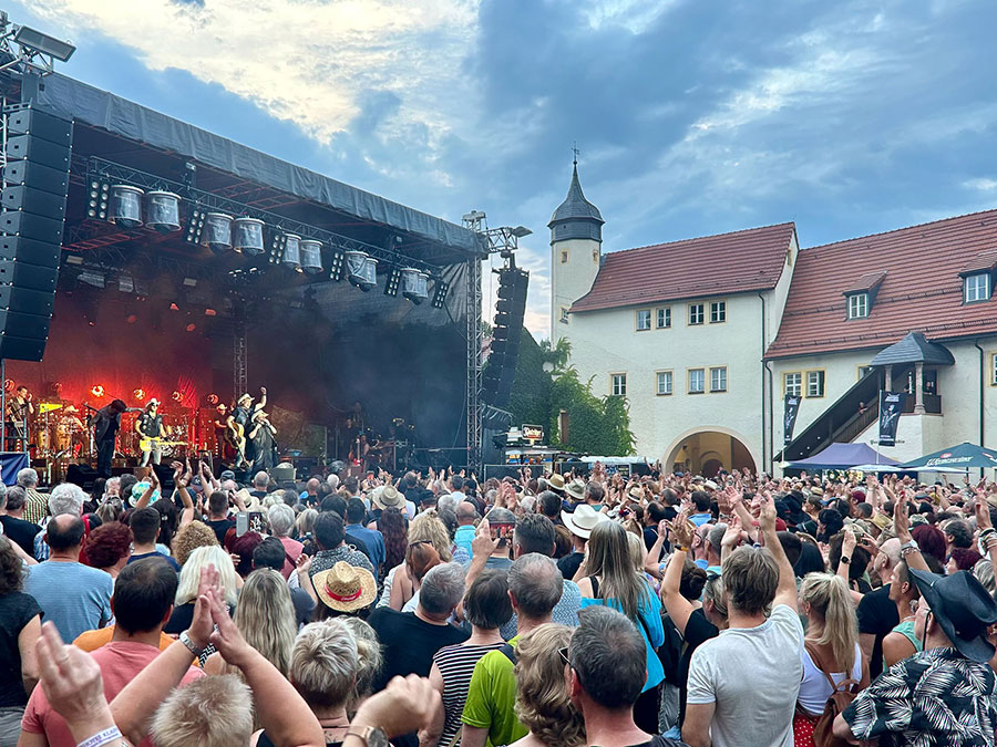 Ende Juli gastierten in der historischen Kulisse so unterschiedliche Acts wie die Hitformation Boss Hoss, die Heavy Metal-Band Blutengel, die Indie-Rocker Kaffkiez, der Schauspieler und Country-Sänger Kiefer Sutherland und die britische Song-Poetin und Electro-Musikerin Anne Clark. © Kai Schmidt