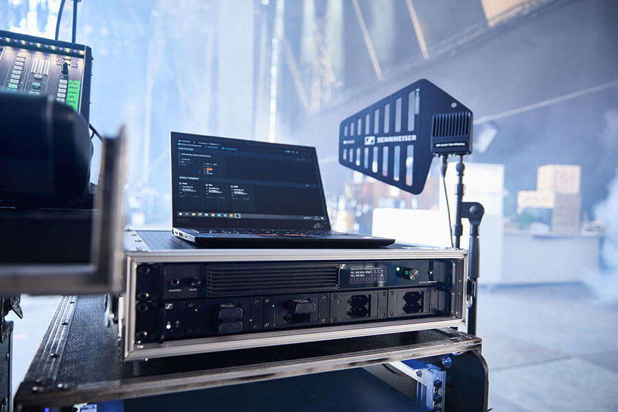 Eine gesamte Produktion mit Mikrofonen und IEMs in einer Base Station (19”, 1 HE). Unter der Spectera Base Station befindet sich eine L 6000 Ladestation mit Lademodulen für den Lithium-Ionen-Akku BA 70. Dieser wird auch für Evolution Wireless Digital verwendet.