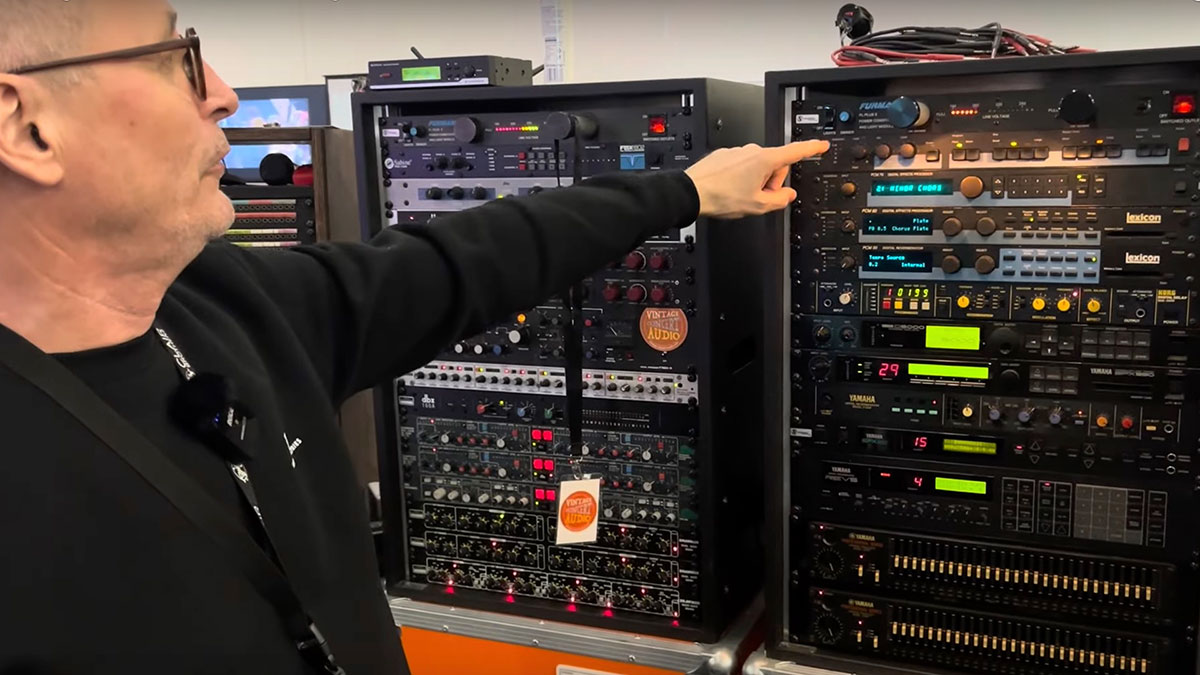Wolfgang „Schabbach“ Neumann präsentiert den historischen Front of House auf der Prolight +. Sound 2025.