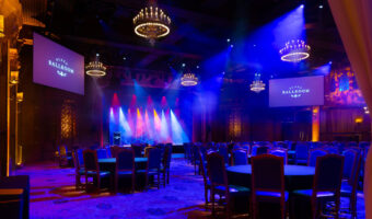 Marriner Theatre Plaza Ballroom modernisiert mit Scheinwerfern von Infinity und Showtec