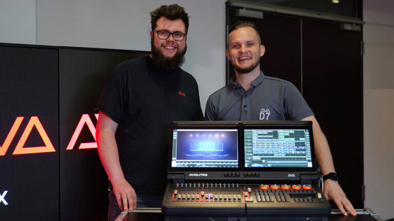 Los geht's: Jonas Trettin von Elevayte und Tim Ehm von Avolites (v.l.)