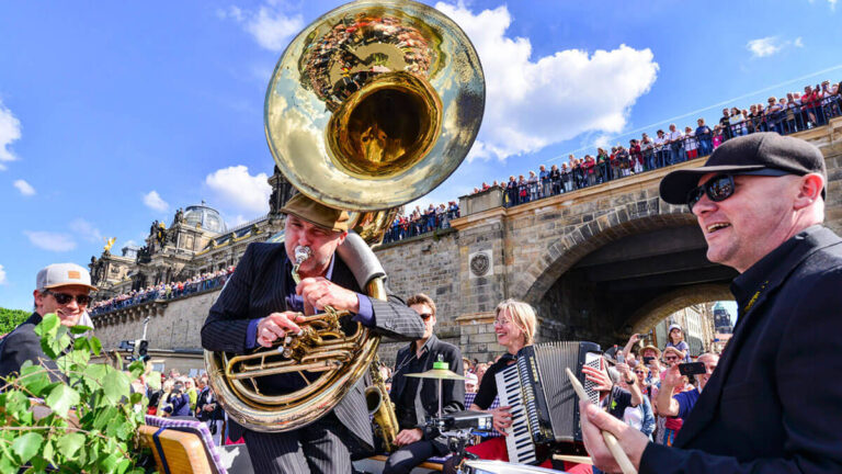 Und der Huber spielt die Tuba – der Mann heißt wahrscheinlich anders, aber die Reminiszenz an eine alte BR-Fernsehserie konnten wir uns nicht verkneifen. © Hendrik Meyer