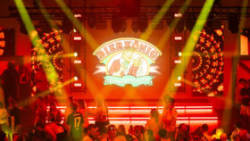 Cameo beleuchtet die neue Eventfläche im Bierkönig