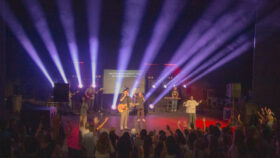 Dominic Lopenzo setzt auf CHAUVET Professional beim Grace City Summer Camp