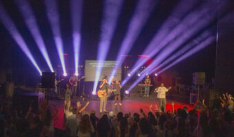 Dominic Lopenzo setzt auf CHAUVET Professional beim Grace City Summer Camp