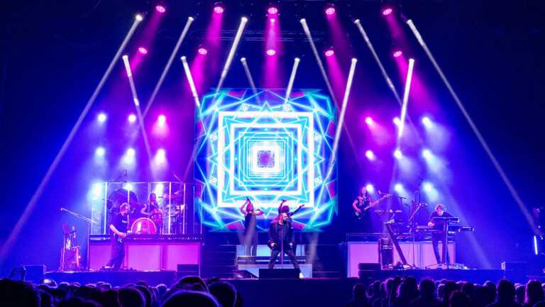 Ein effizientes Setup, mit dem Tino Weinhardt und Lucki Posselt samt Band Alphaville in der Leipziger Arena gastierten.