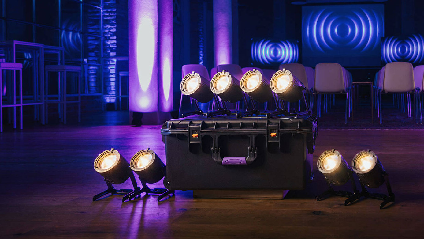 Bildunterschrift: Das neue QuikBeam 8-Unit QuikCase Kit bündelt acht QuikBeam-Leuchten samt Zubehör in einem kompakten Transportkoffer. Foto: Astera