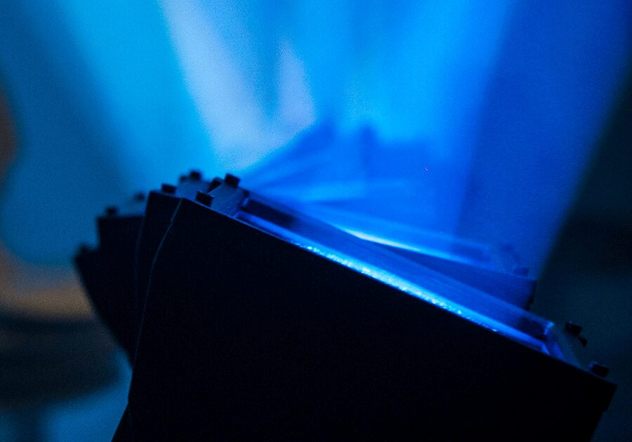 Die Furion FX402 Bar kombiniert zehn RGBW-LEDs mit Pixel- und Strobe-Effekten und eignet sich für kreative Effekt- und Akzentbeleuchtung.