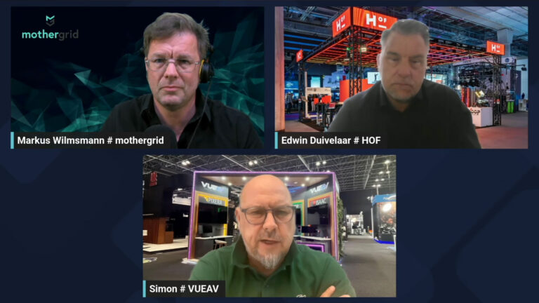 **Bildunterschrift:** **Markus Wilmsmann (mothergrid) spricht mit Edwin Duivelaar (HOF) und Simon Smith (VueAV) über den Ausbau des internationalen Vertriebsnetzes von HOF, die neue Partnerschaft im Nahen Osten sowie die aktuellen Entwicklungen im Touring- und Installationsmarkt der Region.**