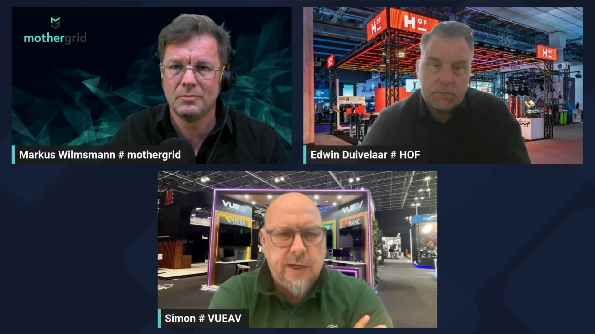 **Bildunterschrift:** **Markus Wilmsmann (mothergrid) spricht mit Edwin Duivelaar (HOF) und Simon Smith (VueAV) über den Ausbau des internationalen Vertriebsnetzes von HOF, die neue Partnerschaft im Nahen Osten sowie die aktuellen Entwicklungen im Touring- und Installationsmarkt der Region.**