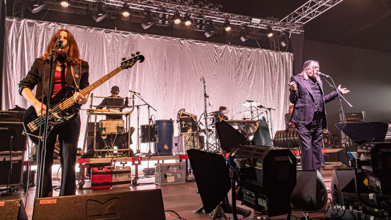 Die Einstürzenden Neubauten beim Wave-Gotik-Treffen 2026 auf dem Agra-Gelände in Leipzig: Die weiße Bühne bildet den bewusst neutral gehaltenen Rahmen für Musik und Lichtdesign. © Markus Wilmsmann