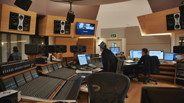 Ein Blick hinter die Kulissen der Vienna Synchron Stage: Von der exakten Mikrofonpositionierung über Recording und Monitoring bis zur parallelen Videoaufzeichnung.